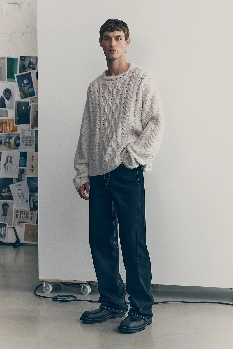 Loose-Fit Twisted Jeans