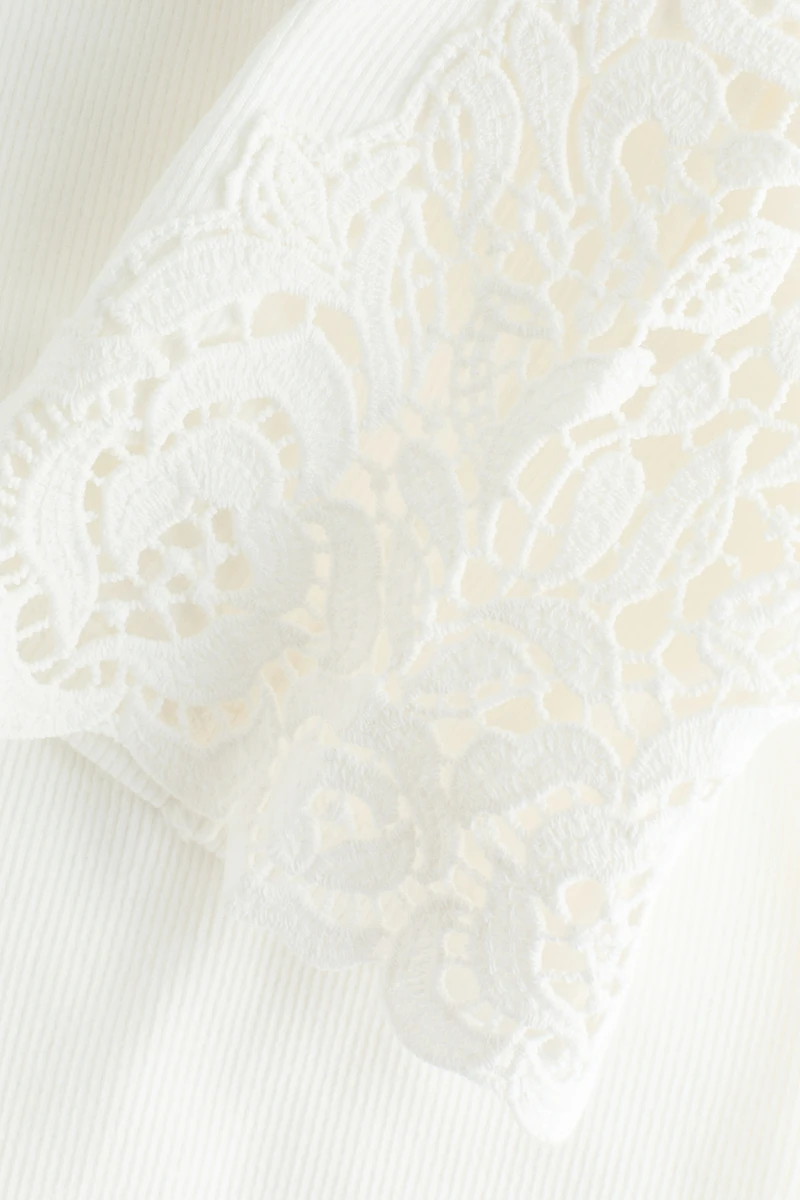 Haut côtelé avec dentelle