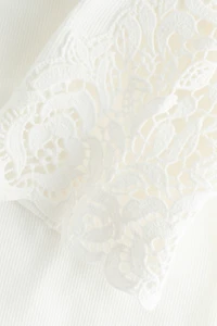 Haut côtelé avec dentelle