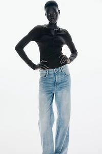 Haut côtelé avec encolure boutonnée