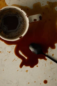 Tasse en grès cérame à la glaçure mouchetée