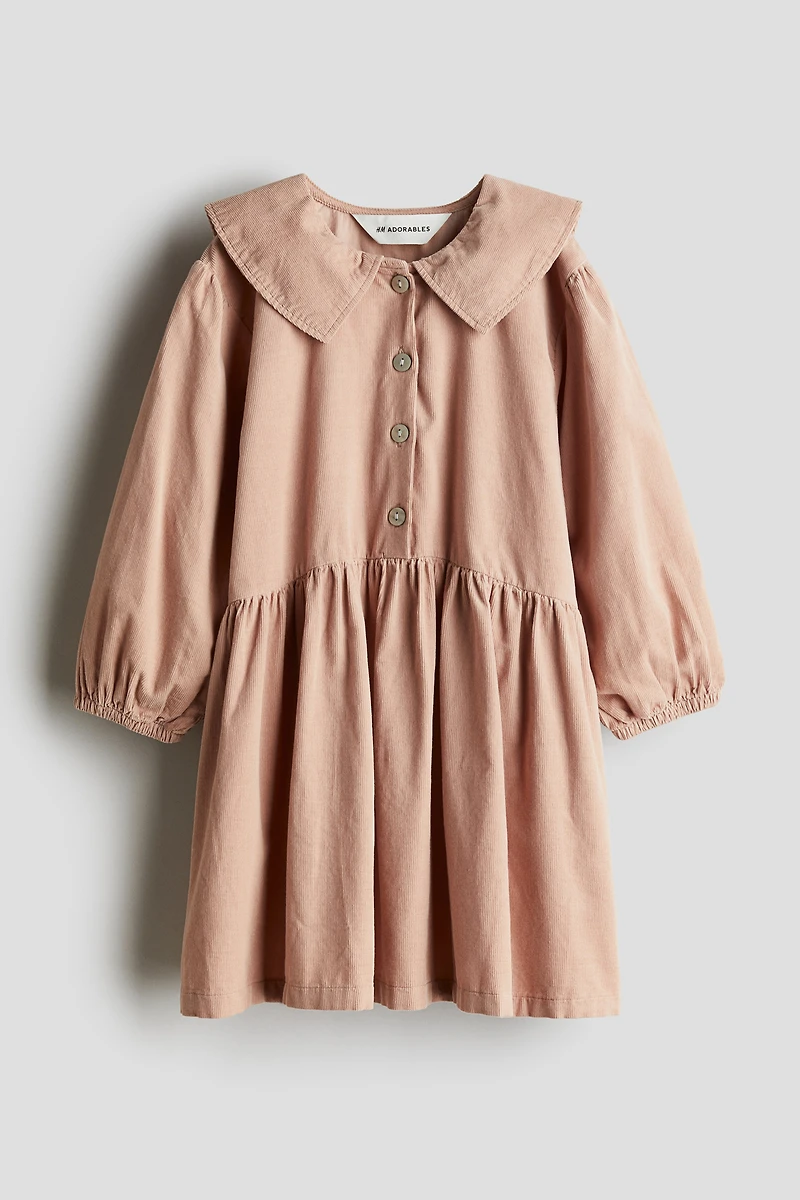 Robe en velours côtelé avec col marin