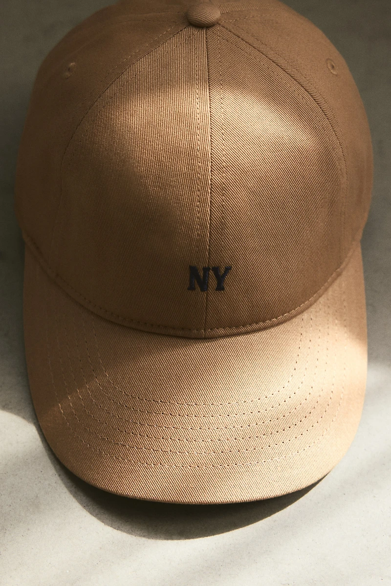 Casquette en sergé avec motif brodé