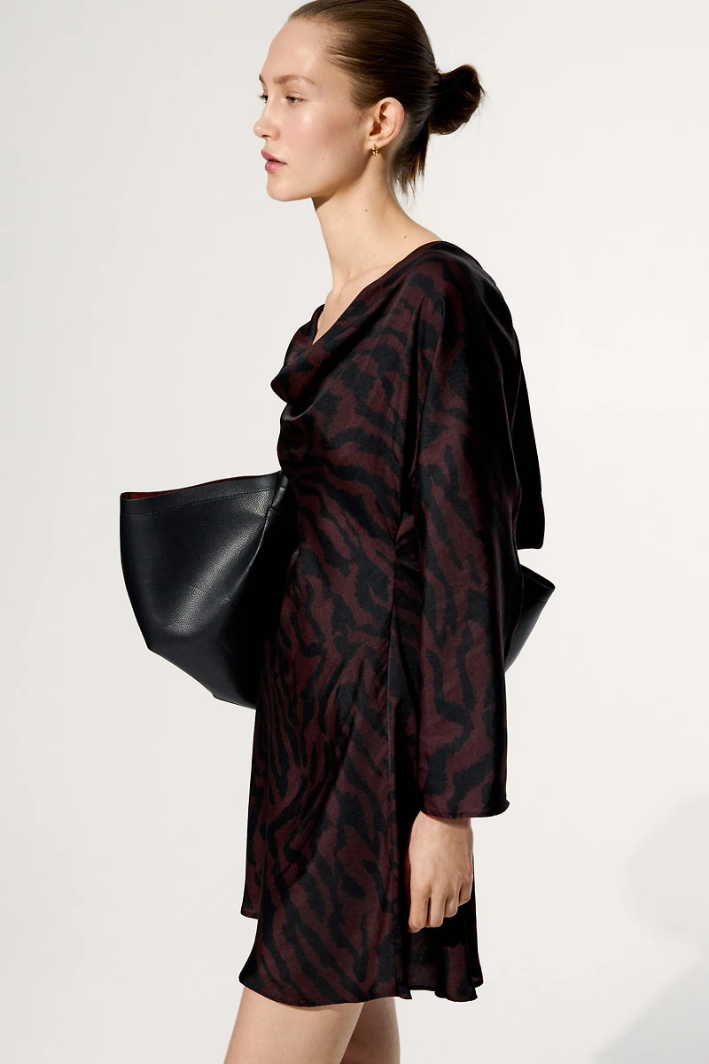 Robe à encolure bénitier avec jupe évasée