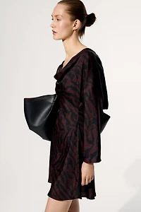 Robe à encolure bénitier avec jupe évasée