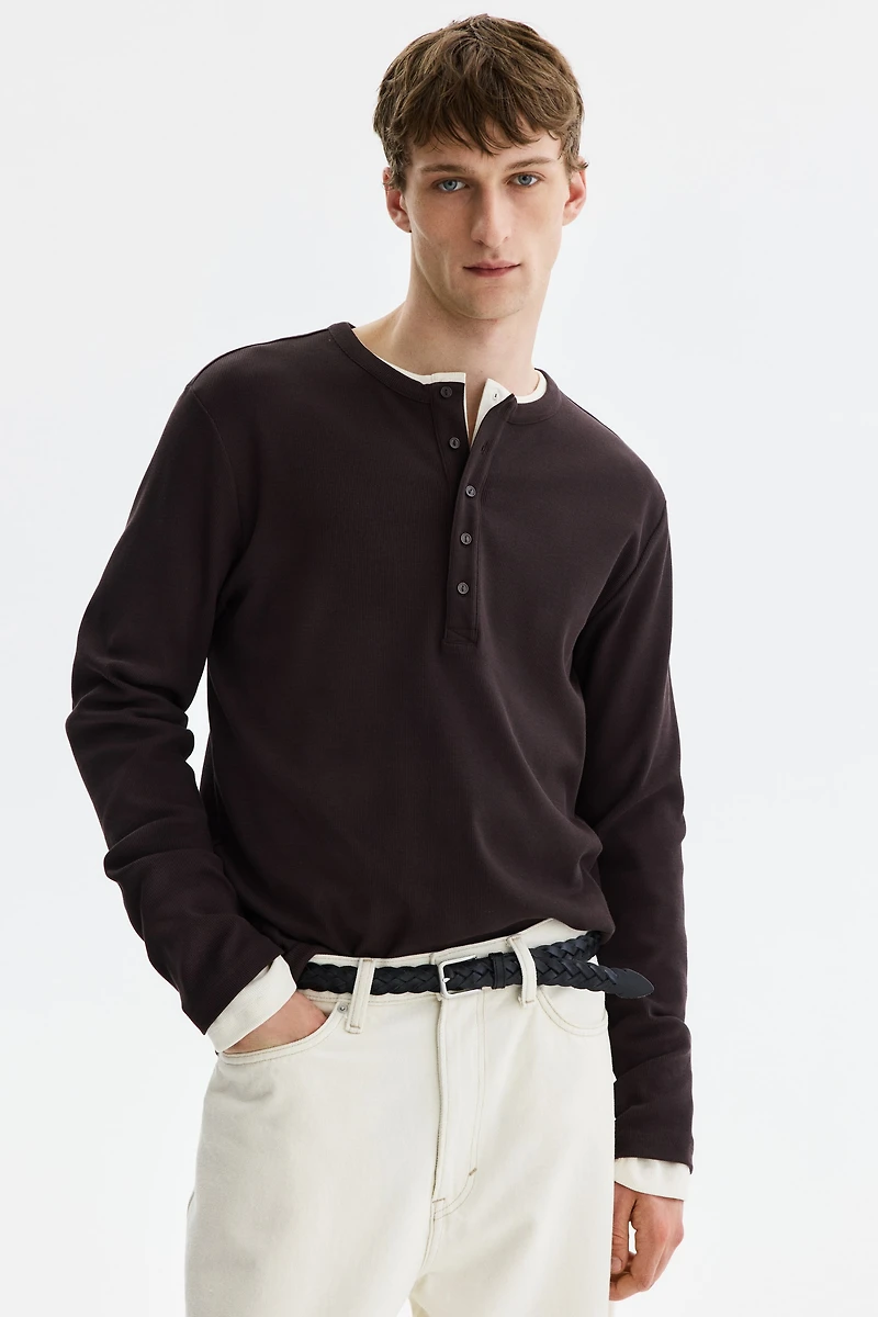 Chemise côtelée à encolure boutonnée près du corps