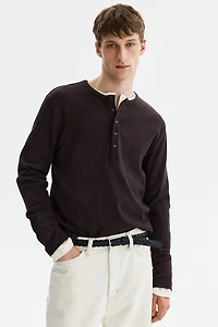 Chemise côtelée à encolure boutonnée près du corps