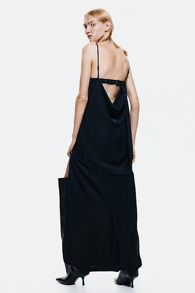 Robe à bretelles fines avec détail ceinture