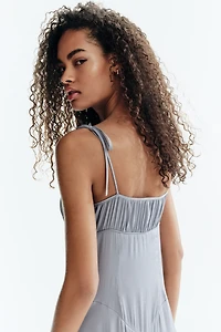 Robe à volant avec bretelles nouer