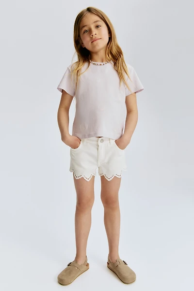 Short en denim avec broderie anglaise