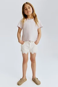 Short en denim avec broderie anglaise