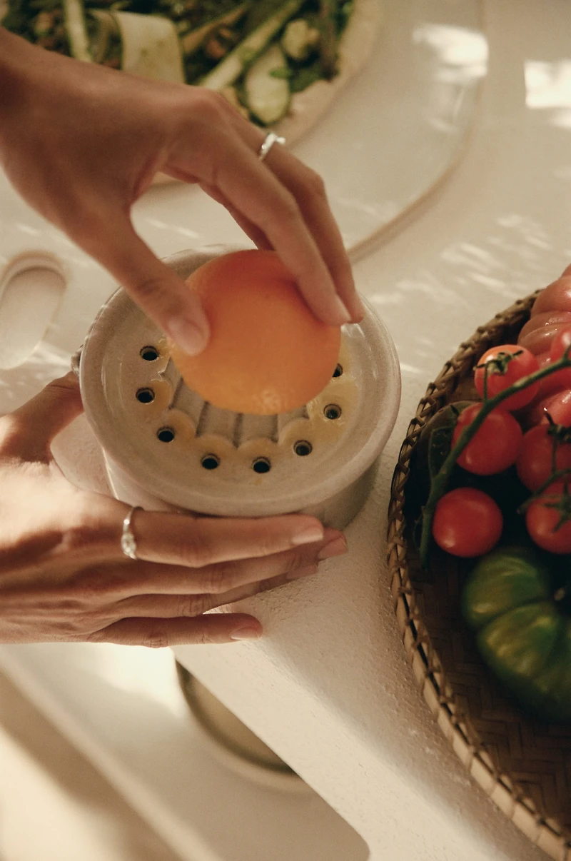 Reactive-Glaze Lemon Juicer