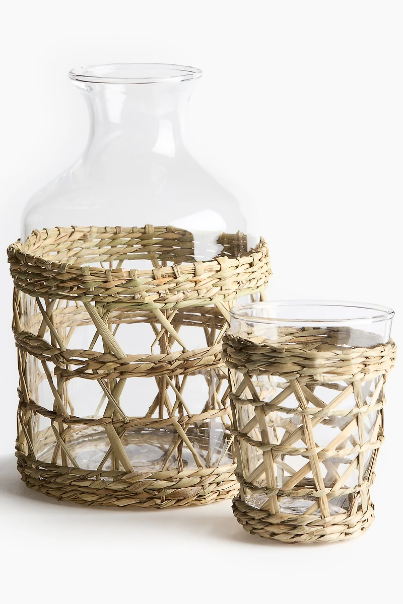 Carafe en verre avec panier en jonc de mer
