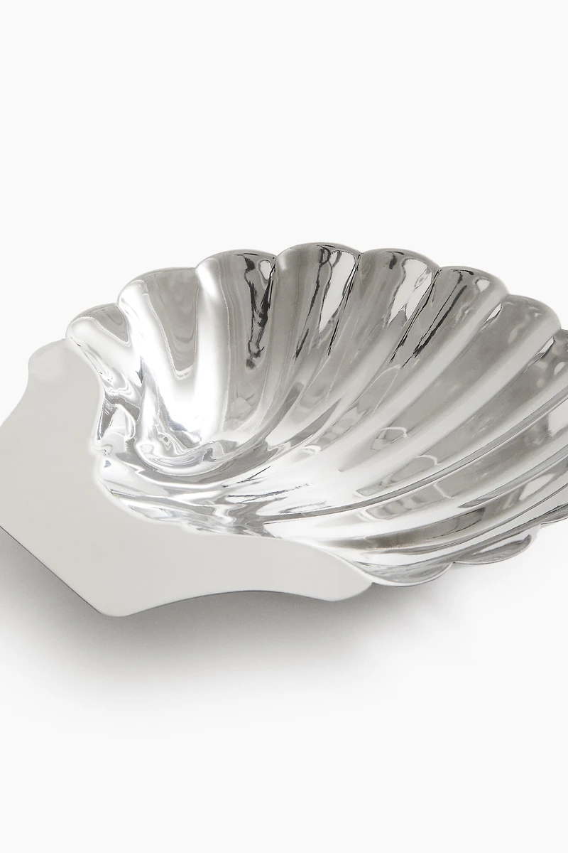 Seashell-shaped serving bowl