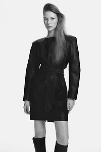 Robe en tissu enduit avec ceinture à nouer