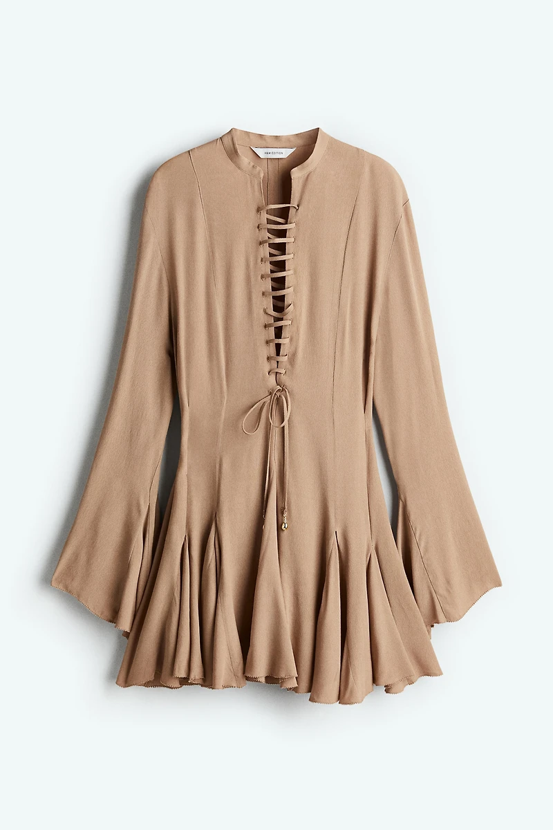 Robe avec laçage et jupe évasée