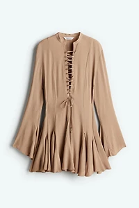 Robe avec laçage et jupe évasée