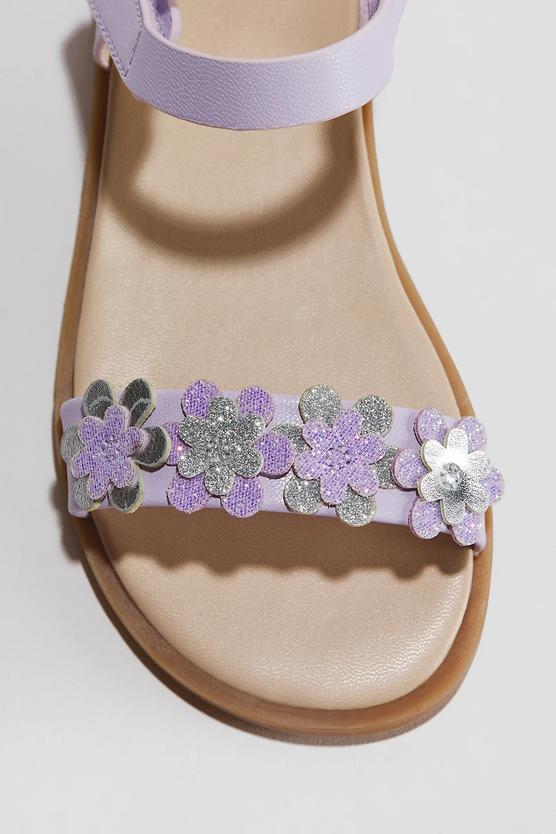 Sandales avec appliqués et bride de cheville