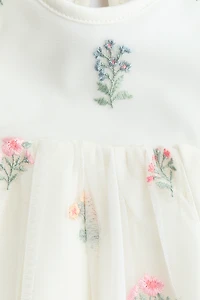 Robe cache-couche en tulle brodé