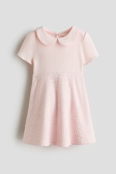 Robe avec col et jupe évasée