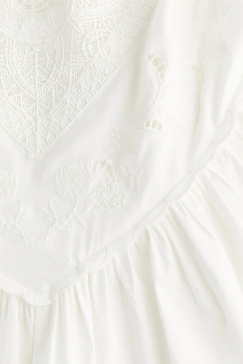 Robe évasée avec broderie anglaise