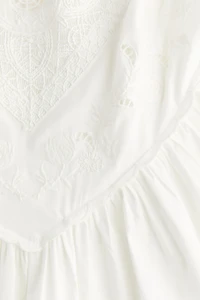 Robe évasée avec broderie anglaise