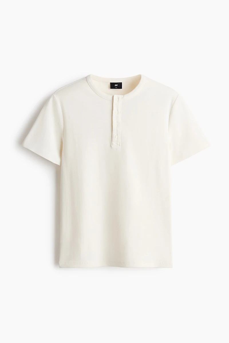 T-shirt à encolure boutonnée près du corps