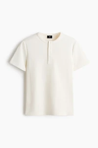 T-shirt à encolure boutonnée près du corps