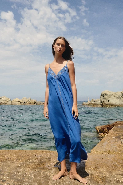 Robe en broderie anglaise avec bretelles à nouer