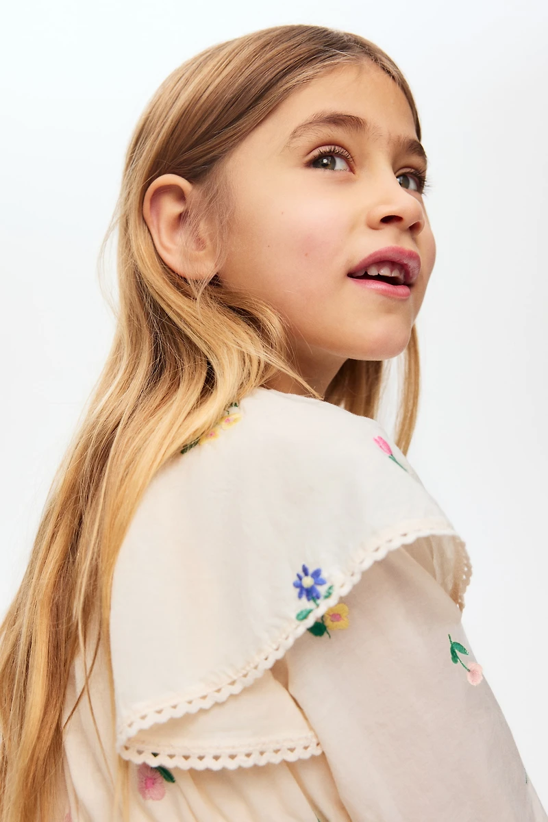 Robe brodée et volantée en coton