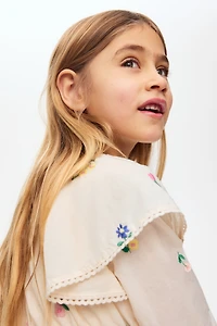 Robe brodée et volantée en coton