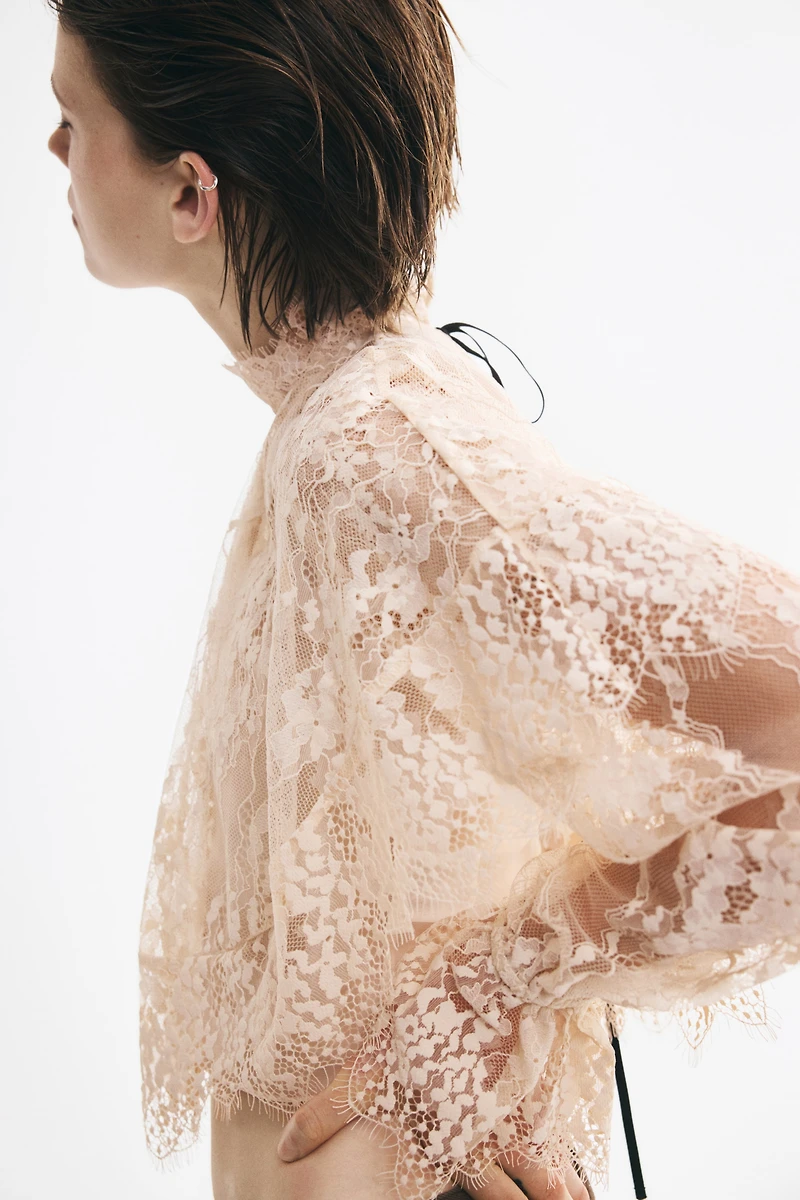 Haut en dentelle avec cape