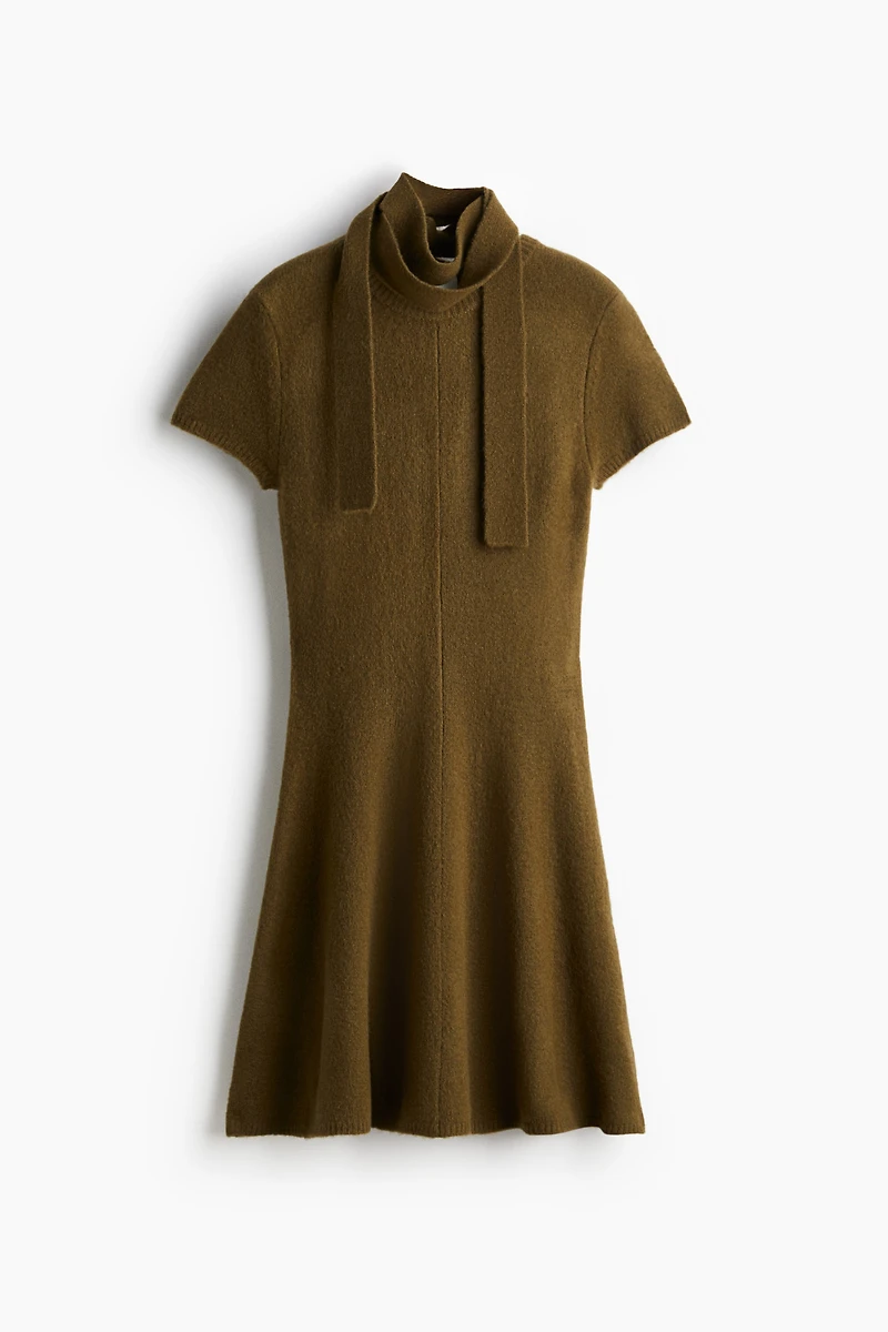 Robe en tricot avec écharpe