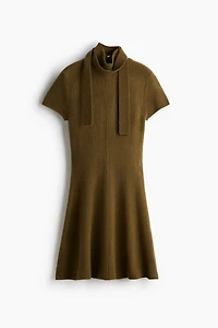 Robe en tricot avec écharpe