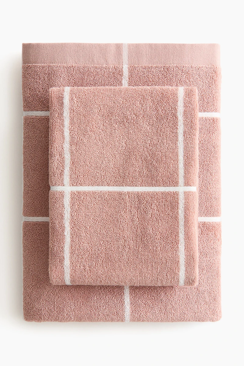 Grid-patterned bath towel