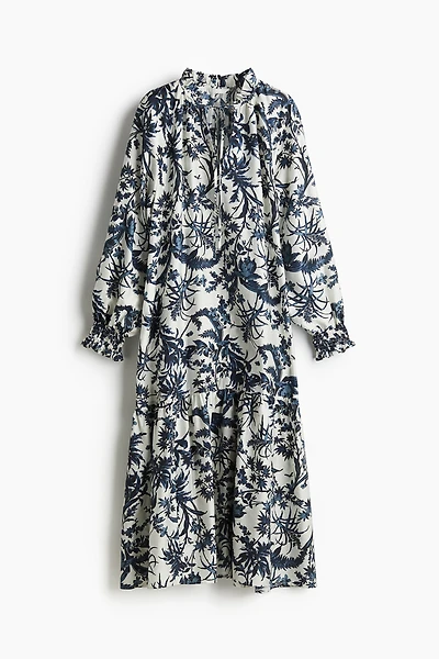 Robe à col volanté