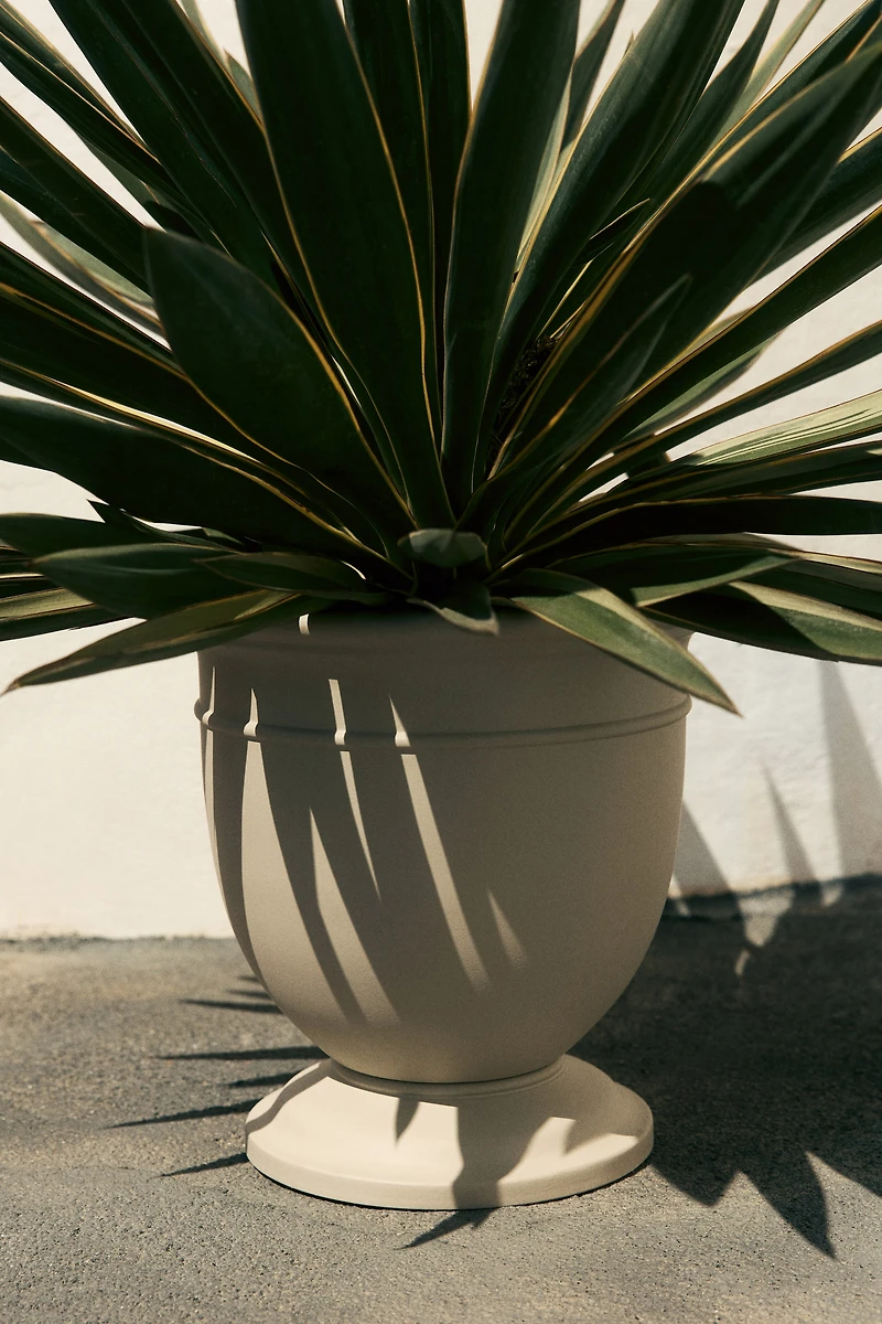 Grand pot de fleurs en métal