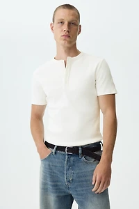 T-shirt à encolure boutonnée près du corps