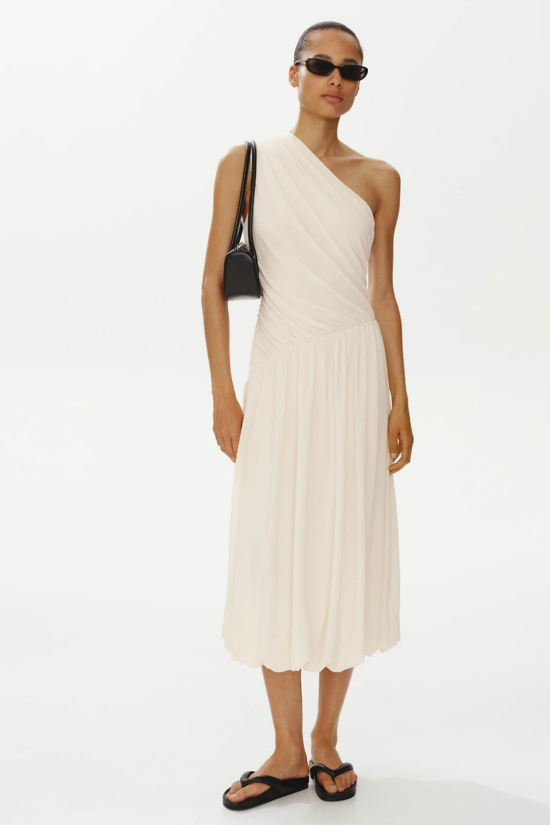 Robe asymétrique avec bas à effet ballon