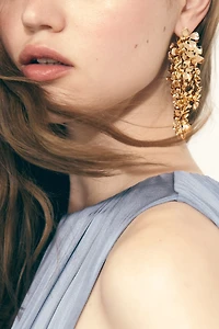 Boucles d'oreilles en grappes avec détails fleuris