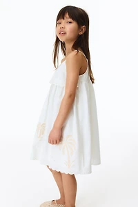 Robe brodée à bretelles fines
