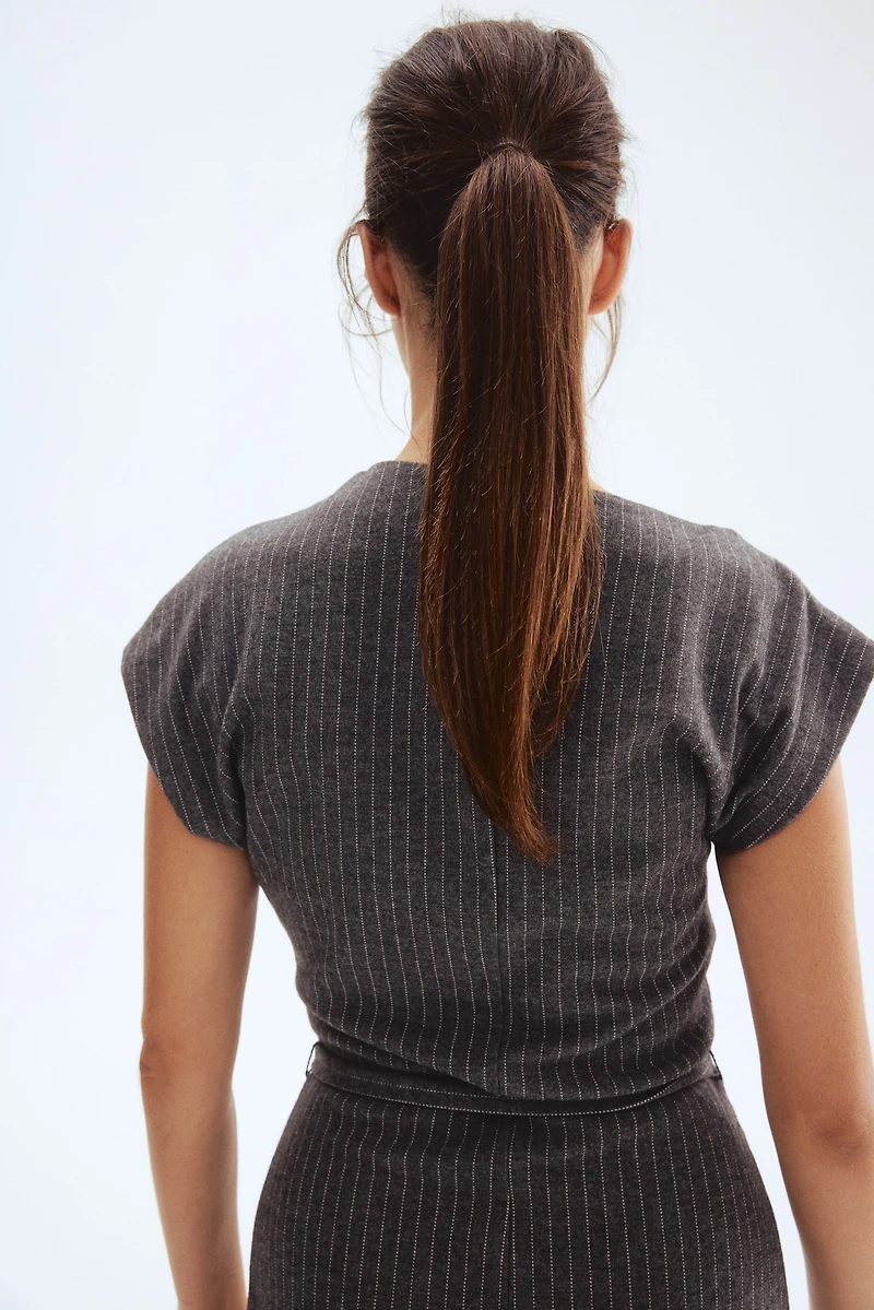 Robe à effet drapé avec ceinture