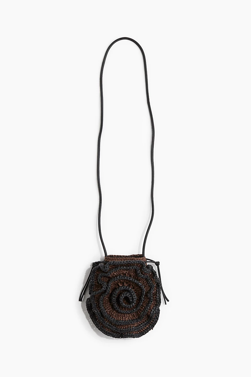 Sac en paille pour téléphone avec appliqué