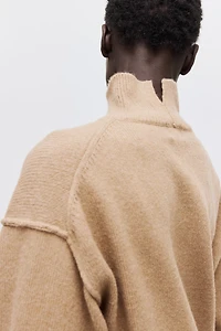 Chandail à col cheminée avec coutures décoratives