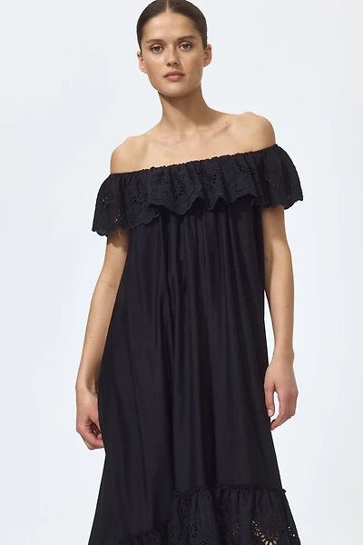 Robe épaules nues avec broderie anglaise