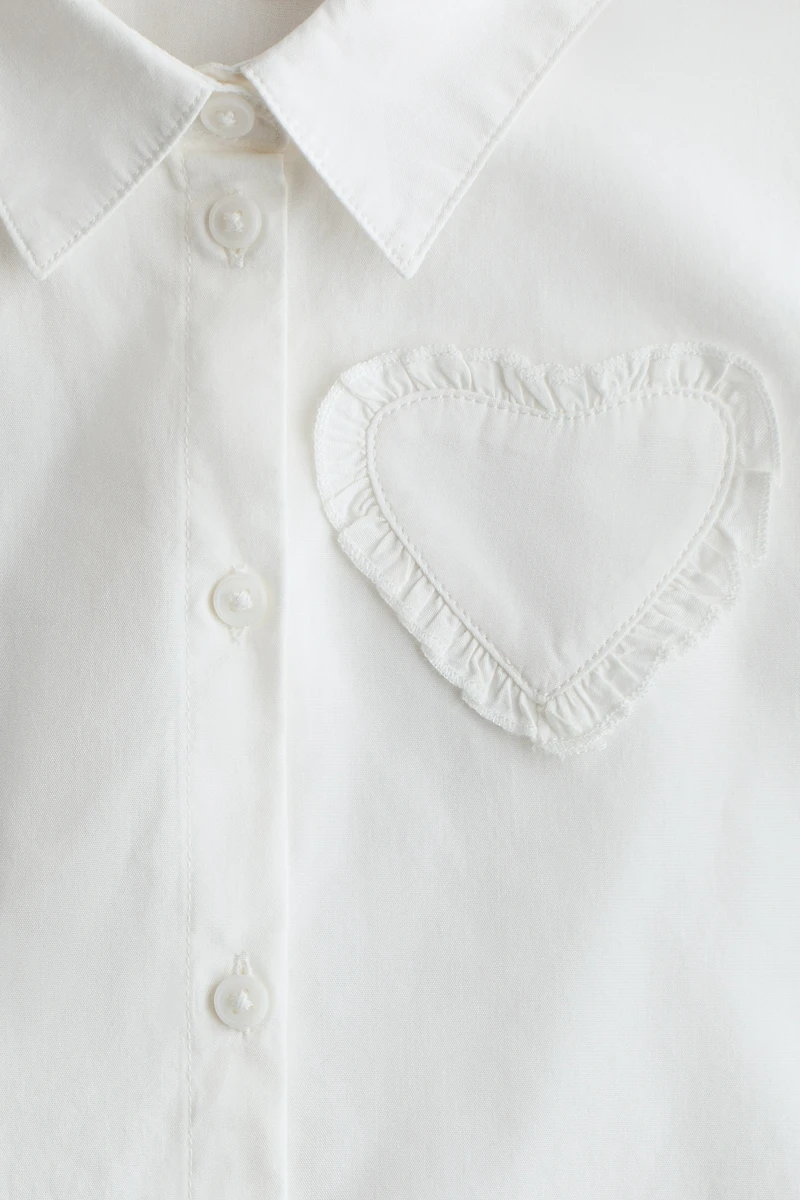 Chemise en popeline avec cœur appliqué