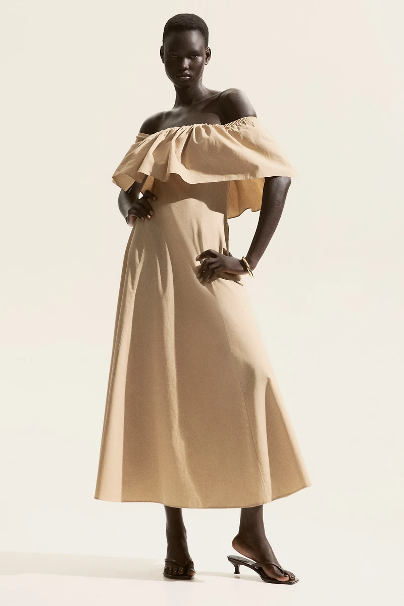 Robe épaules nues à volants