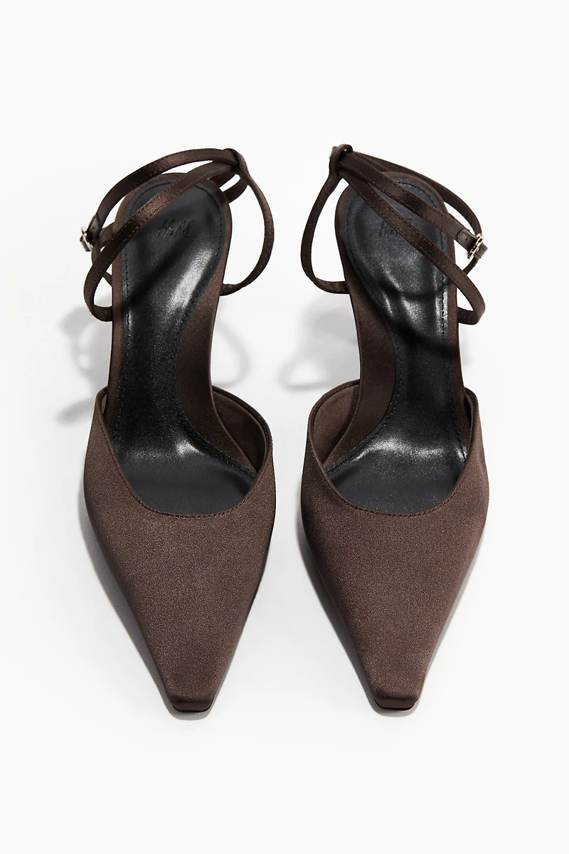 Escarpins à bout pointu en satin