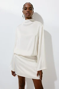 Robe en satin à effet drapé