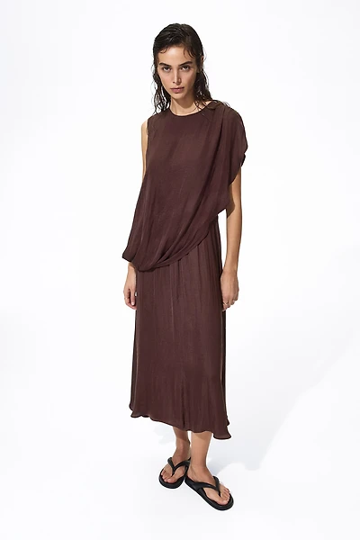 Robe en satin à effet drapé
